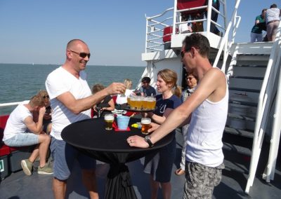 Borrel op buitendek boot Stortemelk