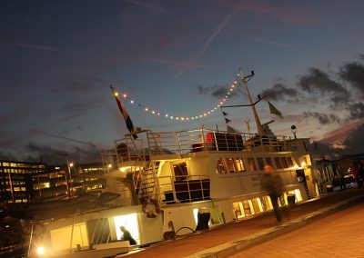 Stortemelk boot Amsterdam voor kerstborrel