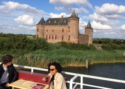groepsuitje met boot naar kasteel Muiderslot
