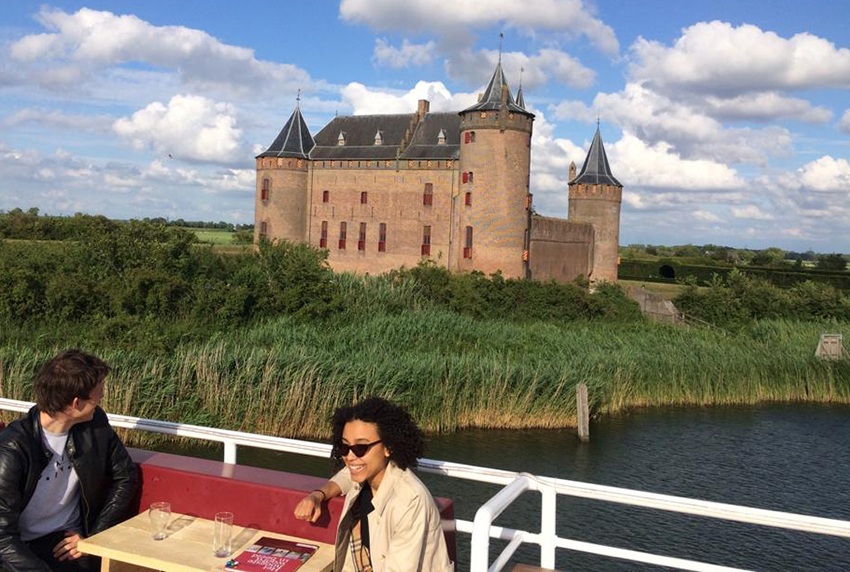 groepsuitje met boot naar kasteel Muiderslot