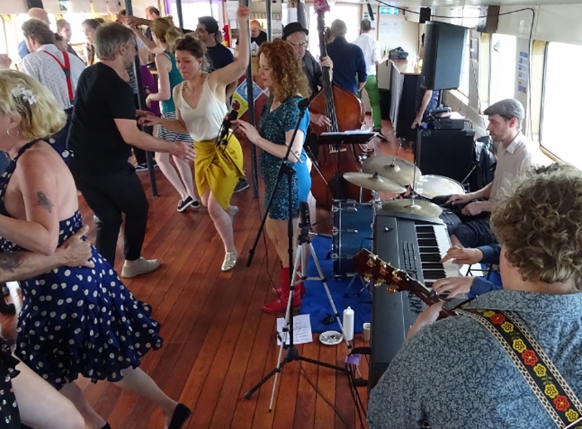 groepsuitje varen met live muziek