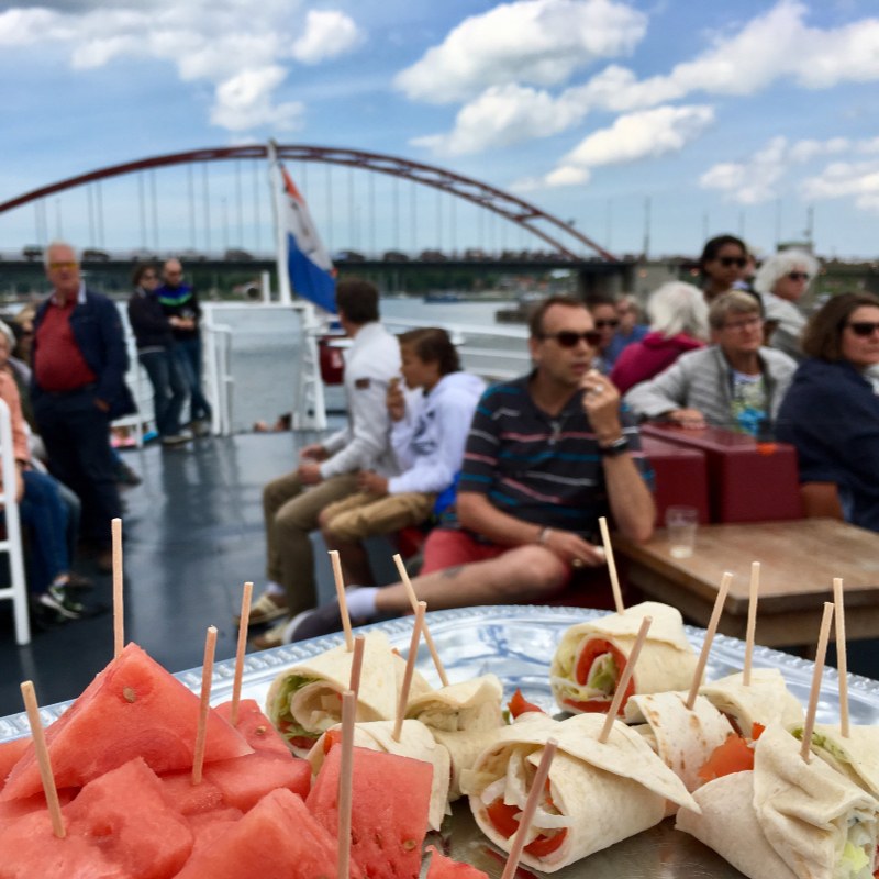 Teamuitje op boot met eten