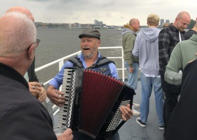 groepsactiviteit accordeonist muziek en varen