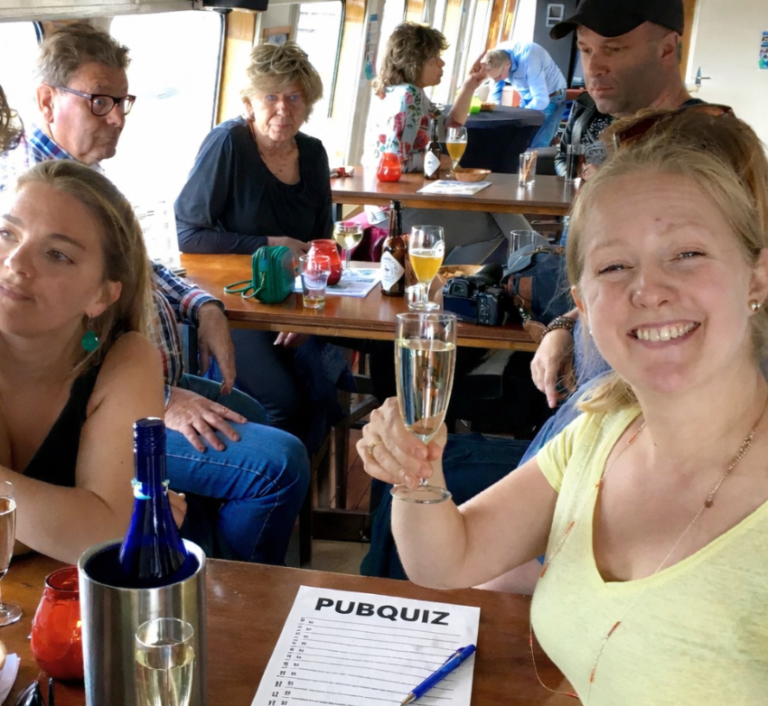 Teamuitje op een boot met pubquiz.