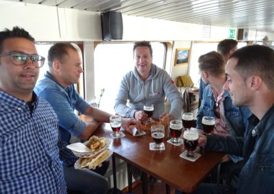 Biertje drinken met team op schip Stortemelk Amsterdam