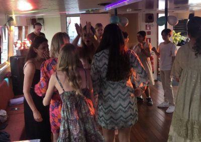 Feest met DJ in bovensalon Stortemelk