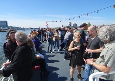 Bedrijfsuitje op bovendek van schip Stortemelk Amsterdam
