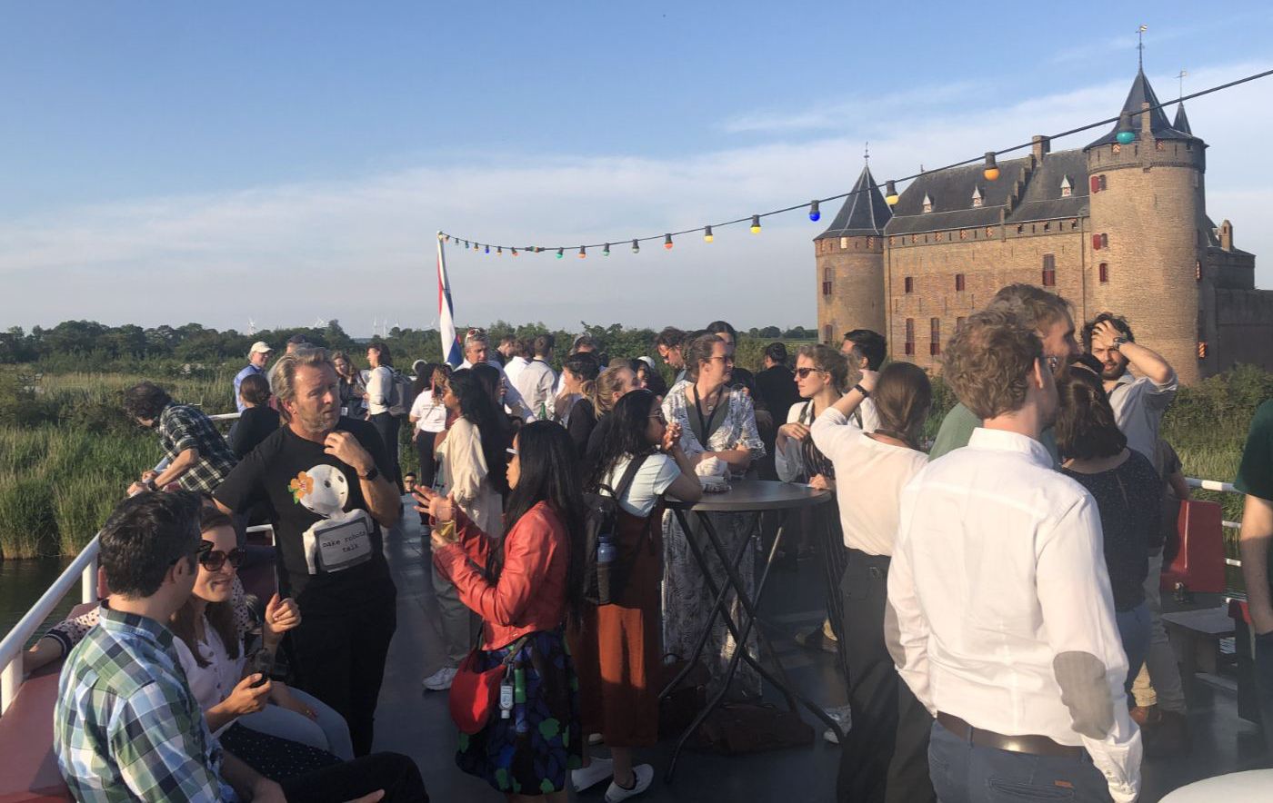 Bedrijfsuitje Muiderslot met de boot Stortemelk