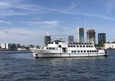 Wit schip op het water.