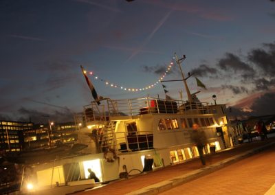 Avond met lichtjes op schip Stortemelk