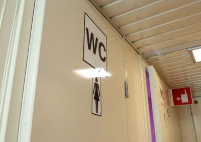 meerdere toiletten op schip Stortemelk